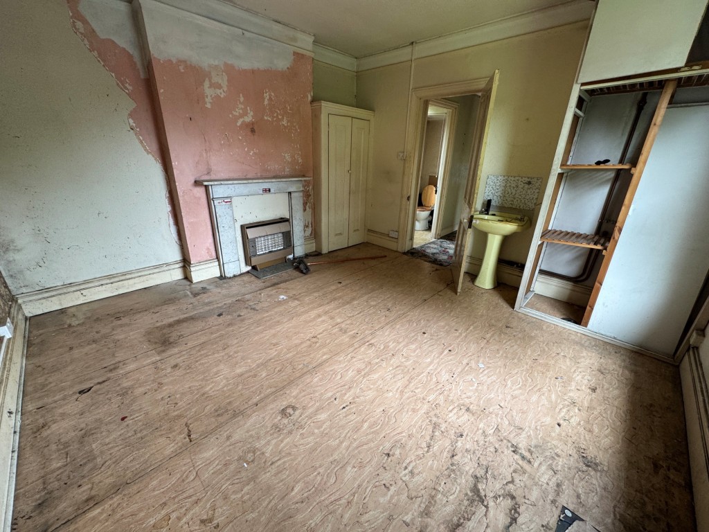 Lot: 101 - DETACHED FOUR-BEDROOM HOUSE FOR IMPROVEMENT - Bedroom 2